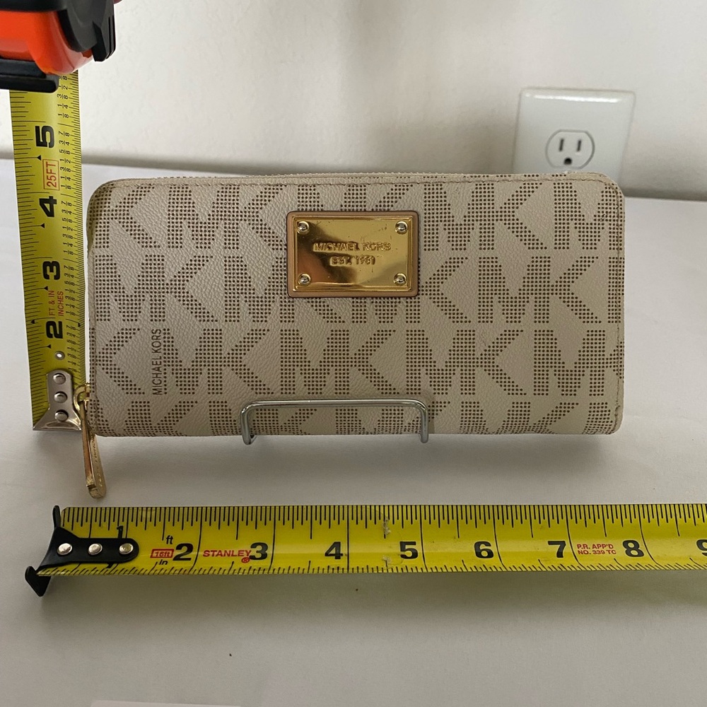 Michael Kors Continental MK Signature Wallet. Vanilla Color with gold trim. - Picture 12 of 13